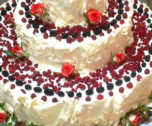 Frutti di bosco e rose rosse