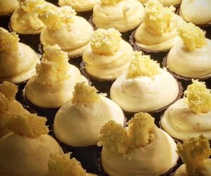 Mini tazzine di cioccolato con mousse alla mimosa, irresistibili.