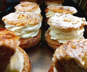 Ciambelline di pasta choux con golossissima  panna.