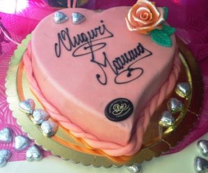 Una delle nostre torte glassate: belle fuori, buone dentro.