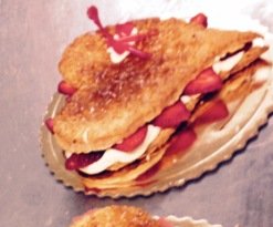 Cuori di sfoglia croccante (crema e scaglie di cioccolato e crema e fragole)