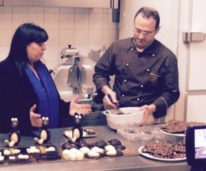 Mastro Davis prepara i soggetti di cioccolato
