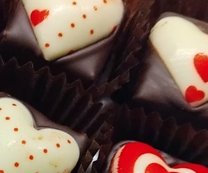 L' amore si riconosce dai dettagli: squisiti cioccolatini artigianali decorati in tema san valentino.