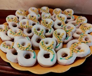 Un rametto di mimosa su un biscotto 🌾