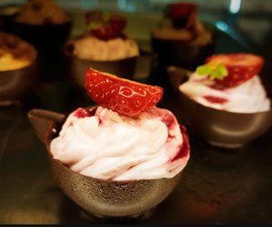 Tazzina di cioccolato con bavarese alla fragola