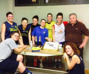 "Le ragazze di Galliano" con la torta che abbiamo preparato per loro