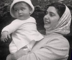 Marco Vichi in braccio alla sua mamma